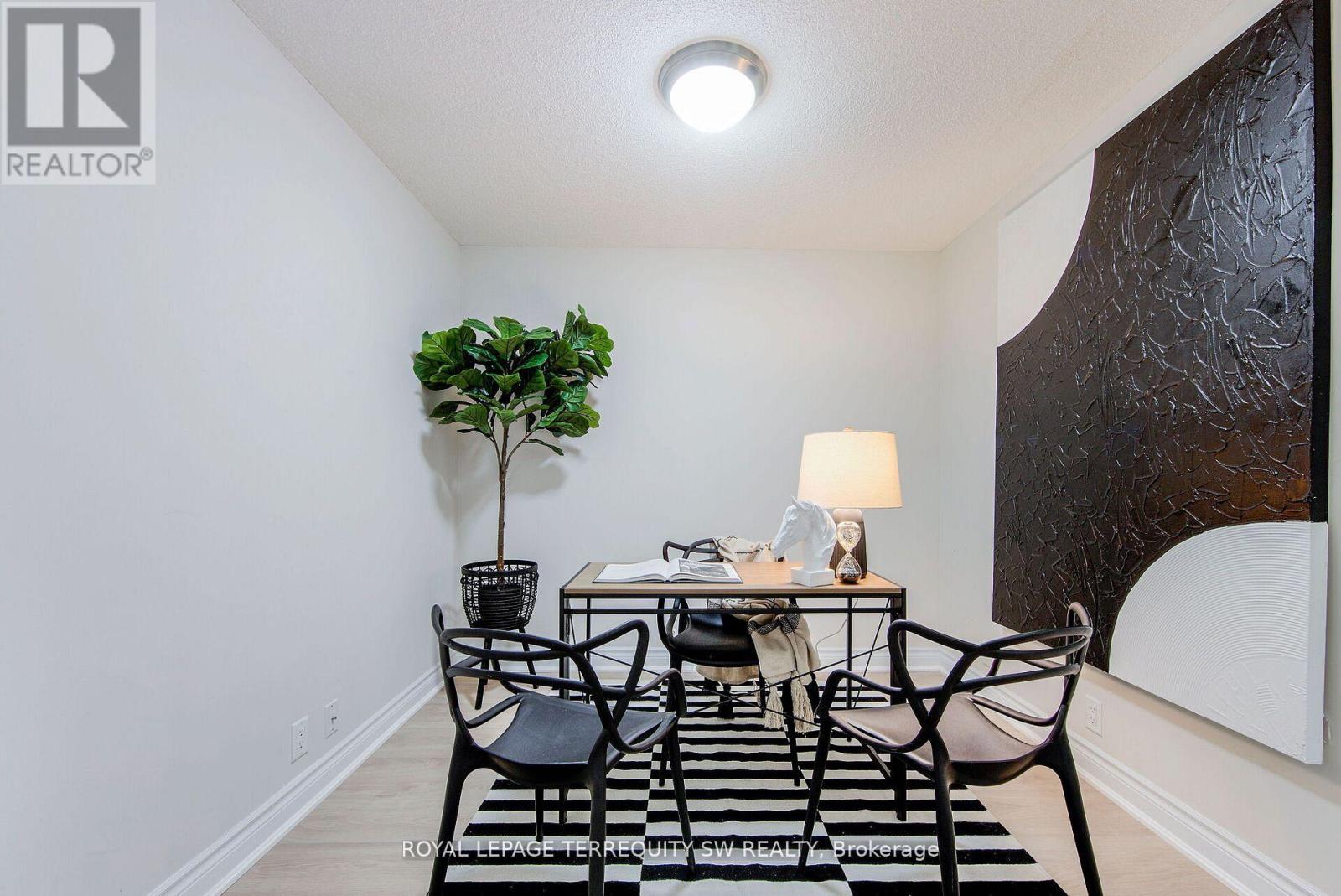 Photo 8 of 208 2 Clairtrell Road, Toronto ON