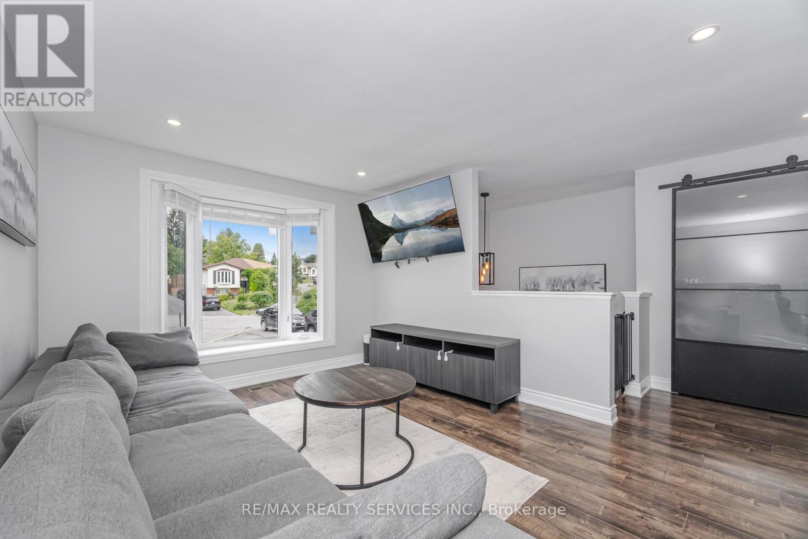 Photo 12 of 641 Deauville Court, Oshawa ON