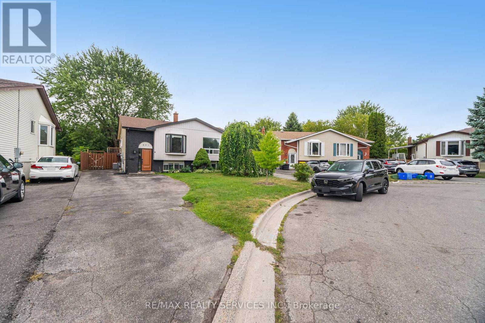 Photo 4 of 641 Deauville Court, Oshawa ON