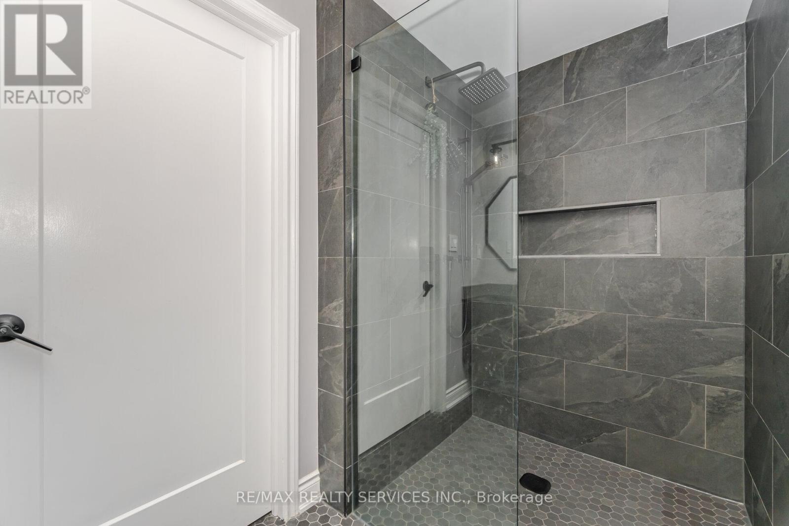 Photo 40 of 641 Deauville Court, Oshawa ON