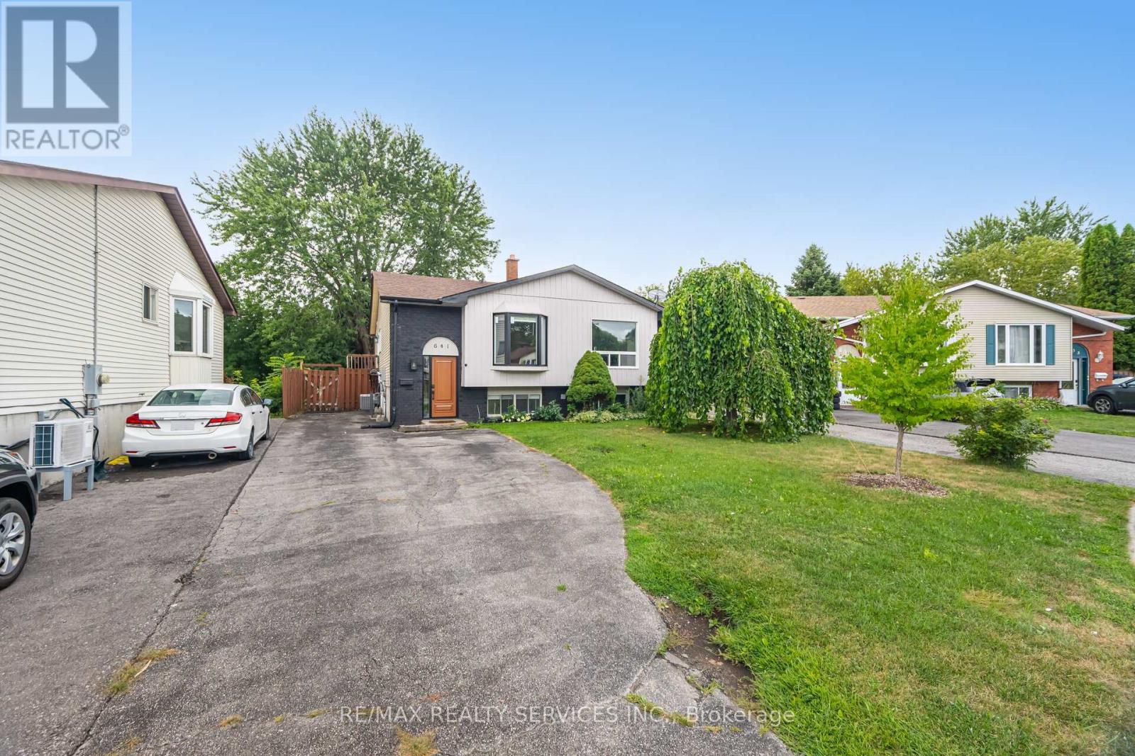 Photo 5 of 641 Deauville Court, Oshawa ON