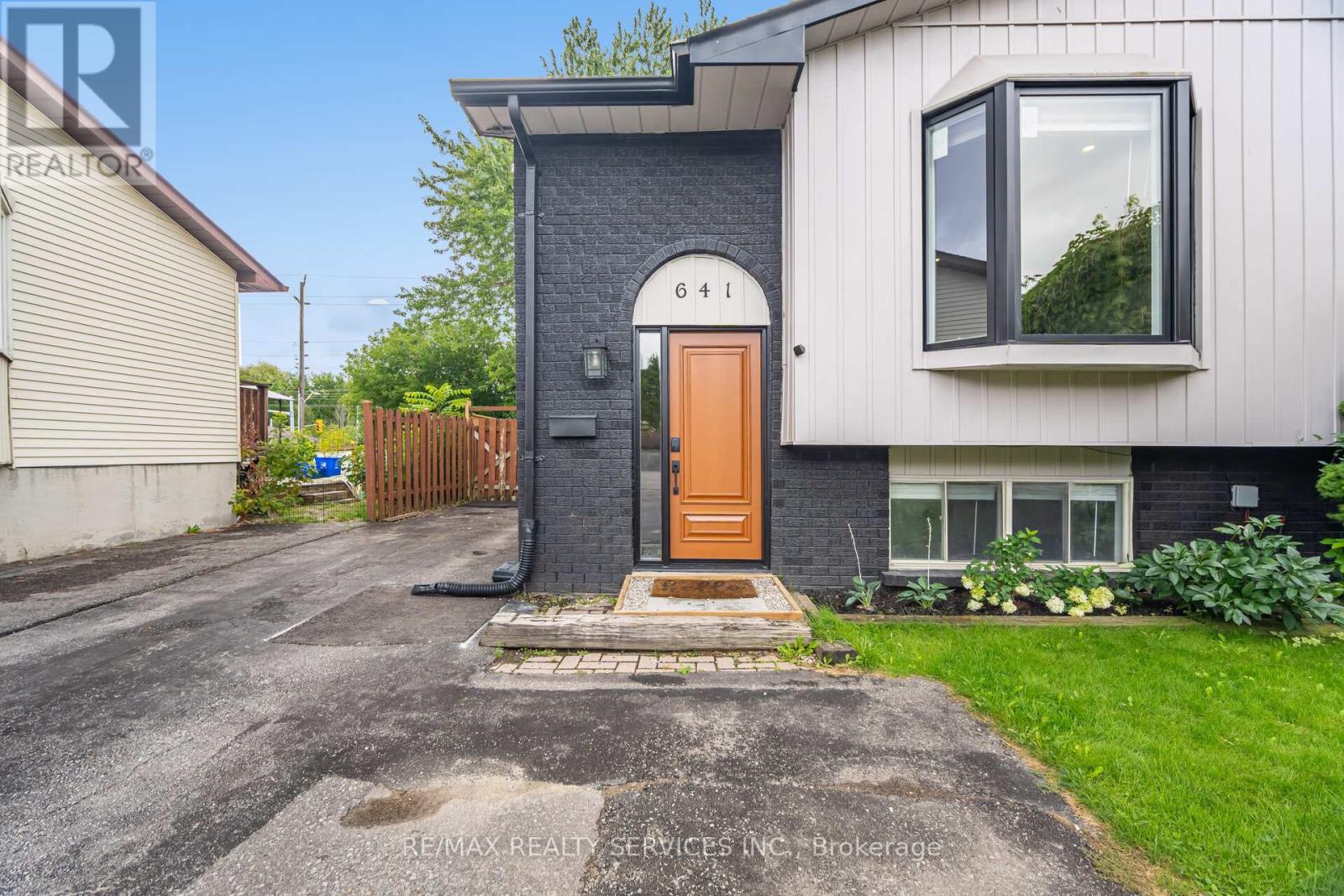 Photo 6 of 641 Deauville Court, Oshawa ON