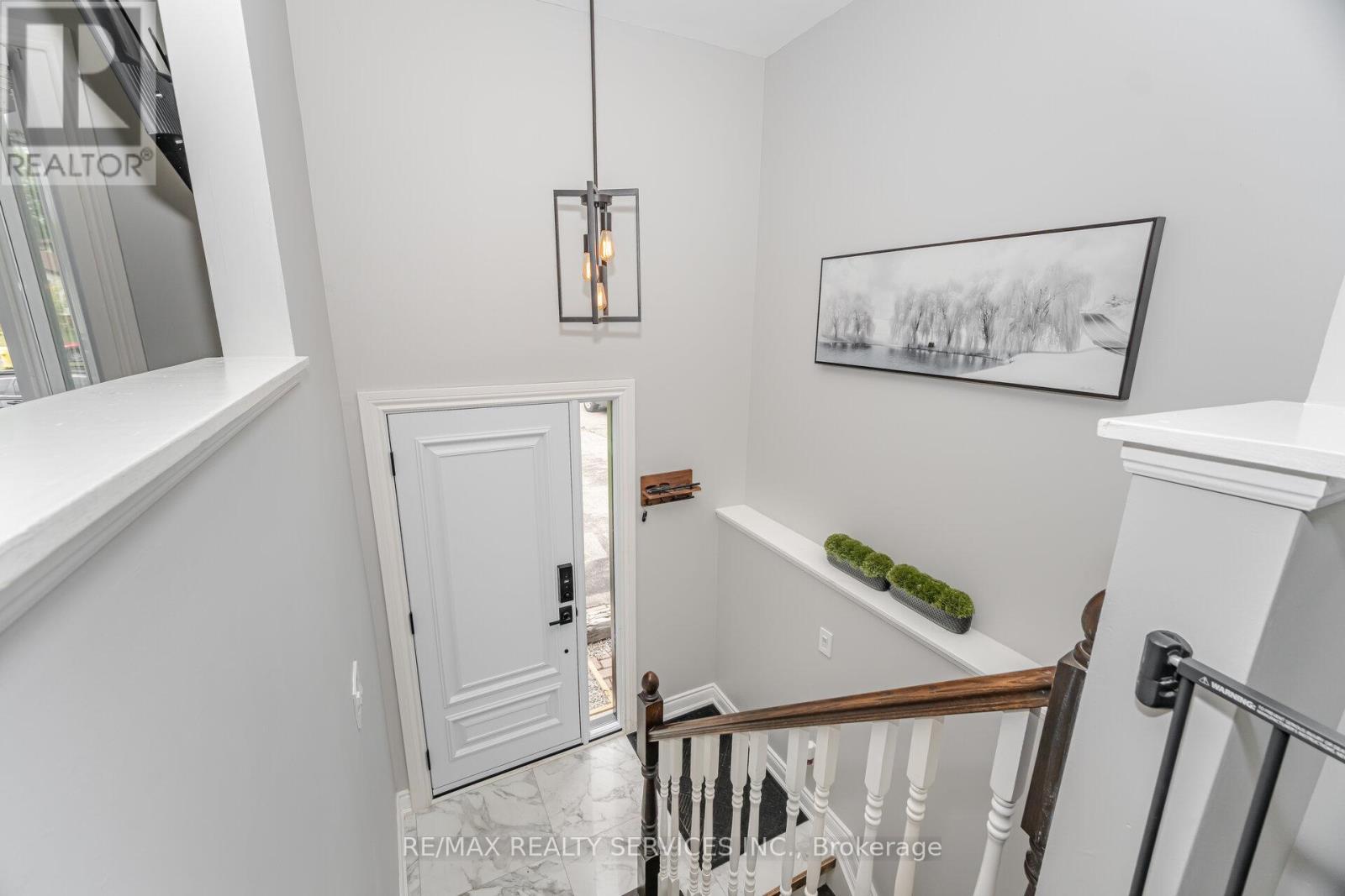 Photo 8 of 641 Deauville Court, Oshawa ON