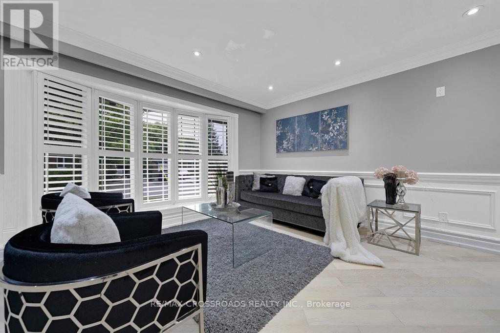 Photo 13 of 2 Mackinac Crescent, Toronto ON