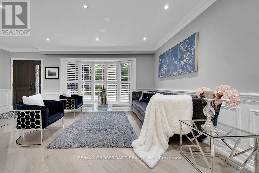 Photo 14 of 2 Mackinac Crescent, Toronto ON