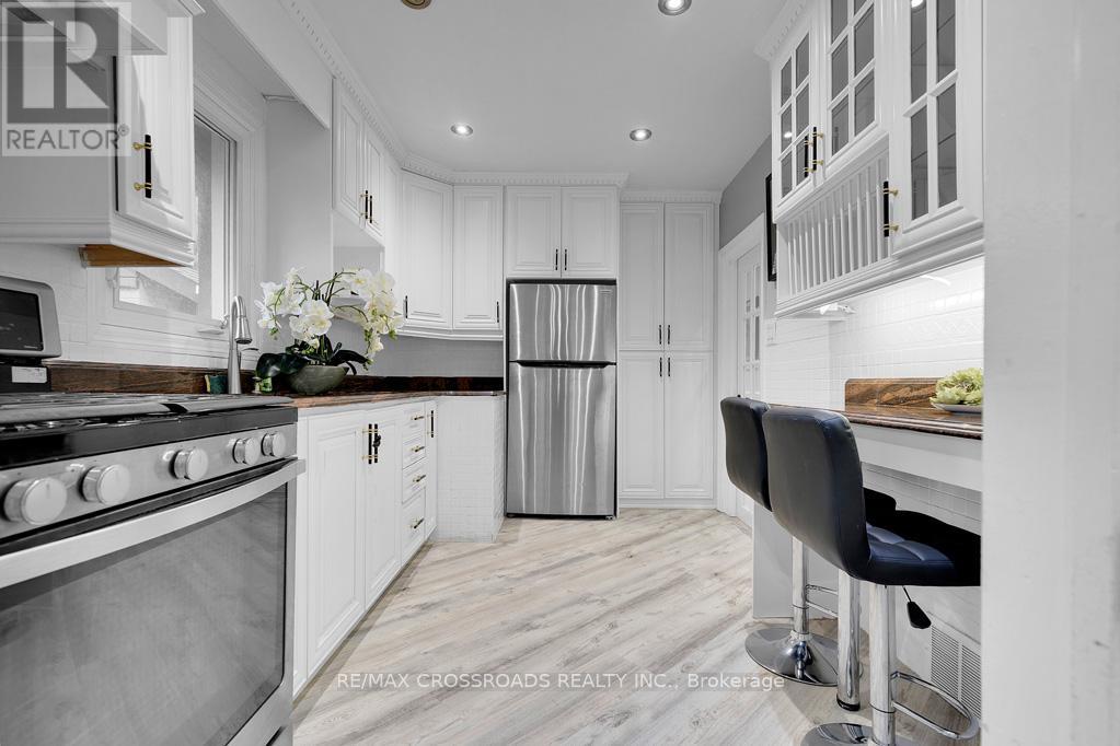 Photo 18 of 2 Mackinac Crescent, Toronto ON