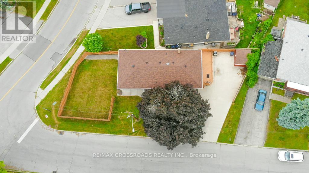 Photo 3 of 2 Mackinac Crescent, Toronto ON