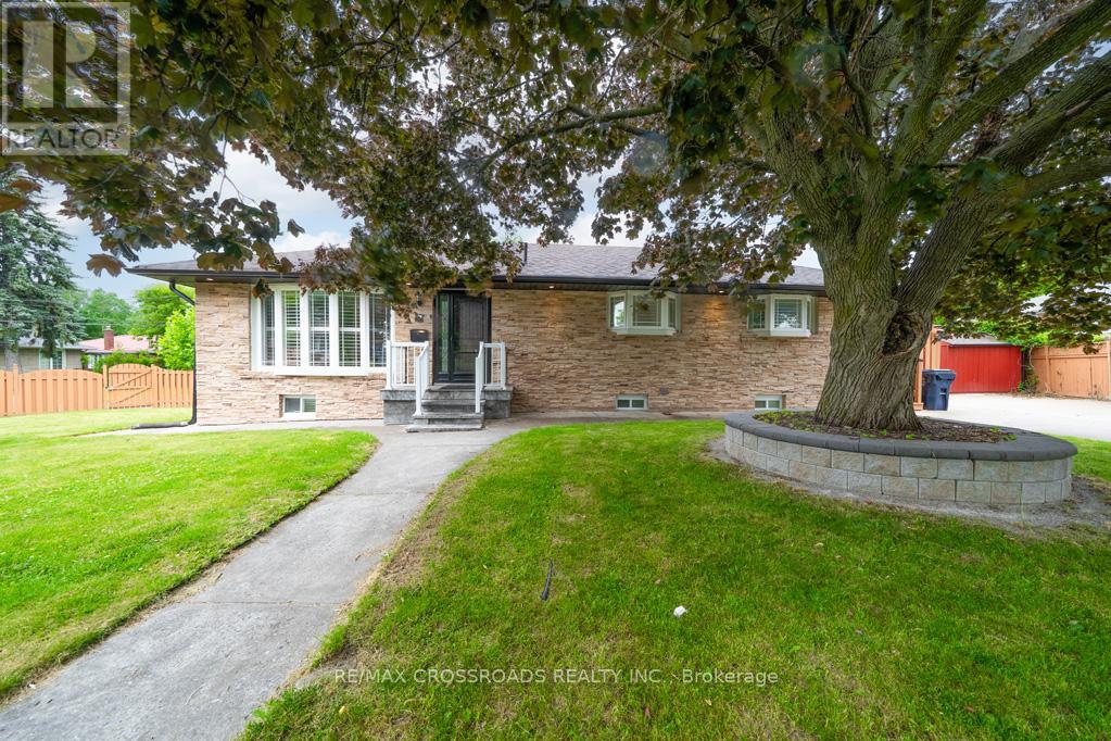 Photo 4 of 2 Mackinac Crescent, Toronto ON