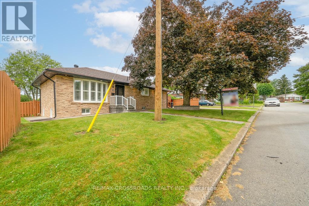 Photo 5 of 2 Mackinac Crescent, Toronto ON