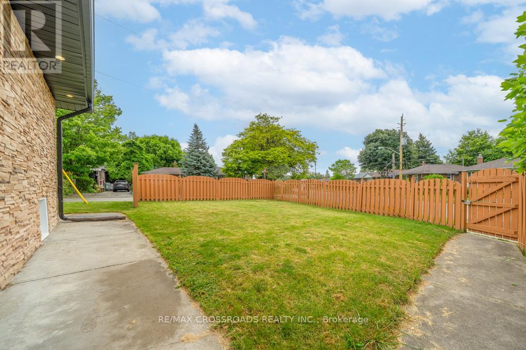 Photo 8 of 2 Mackinac Crescent, Toronto ON