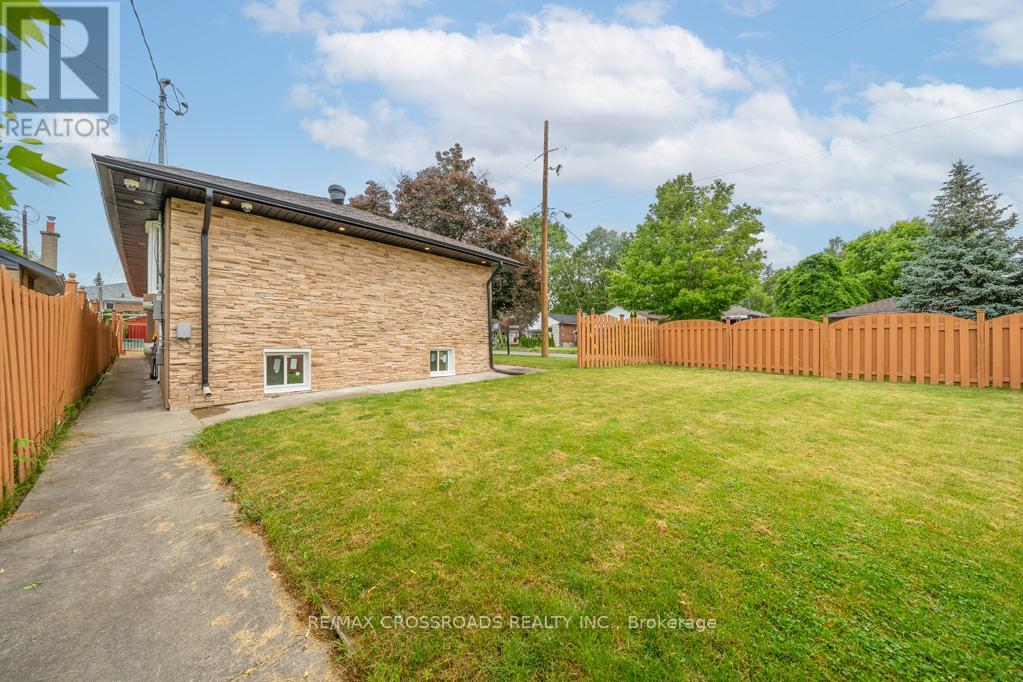 Photo 9 of 2 Mackinac Crescent, Toronto ON