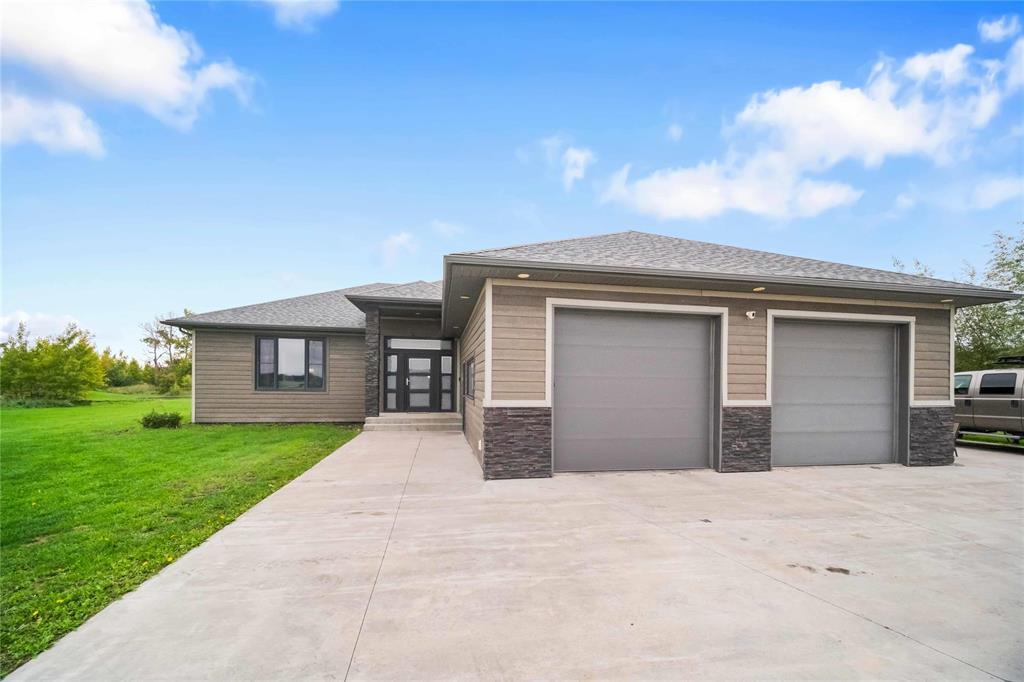 Photo 2 of 63 Grace Lane, Mitchell MB