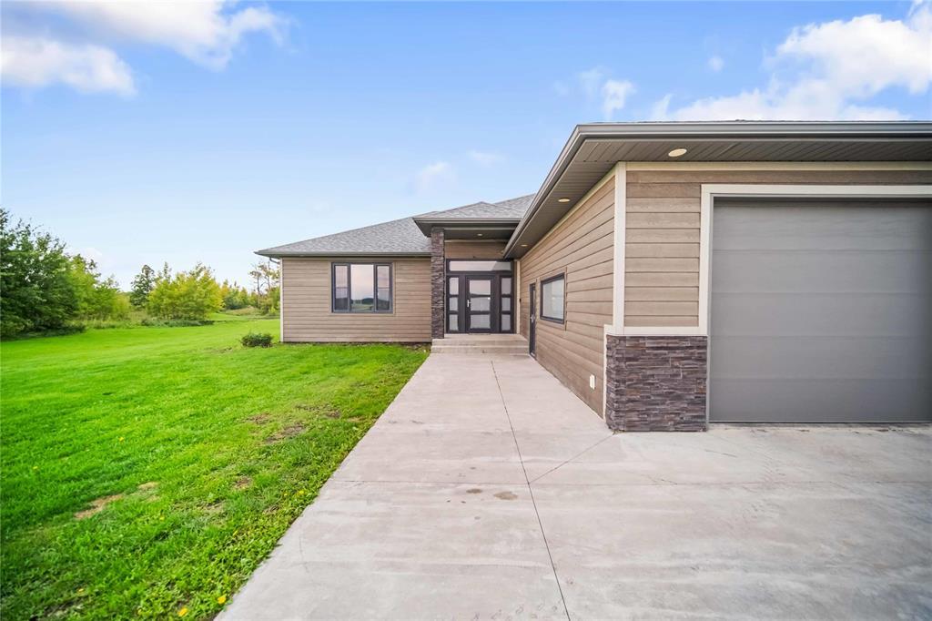 Photo 3 of 63 Grace Lane, Mitchell MB