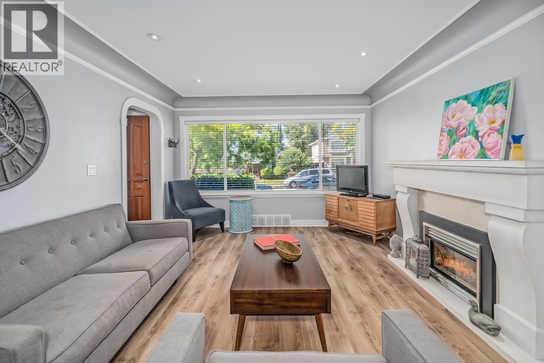 Photo 7 of 7760 Mary Avenue, Burnaby BC