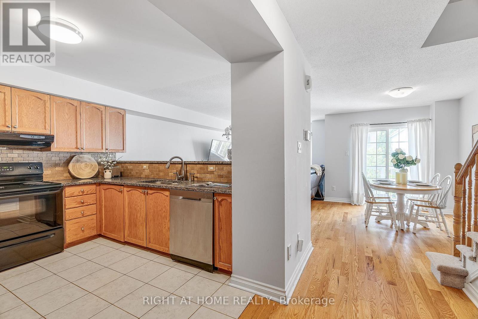 Photo 10 of 134 Fordham Private, Ottawa ON