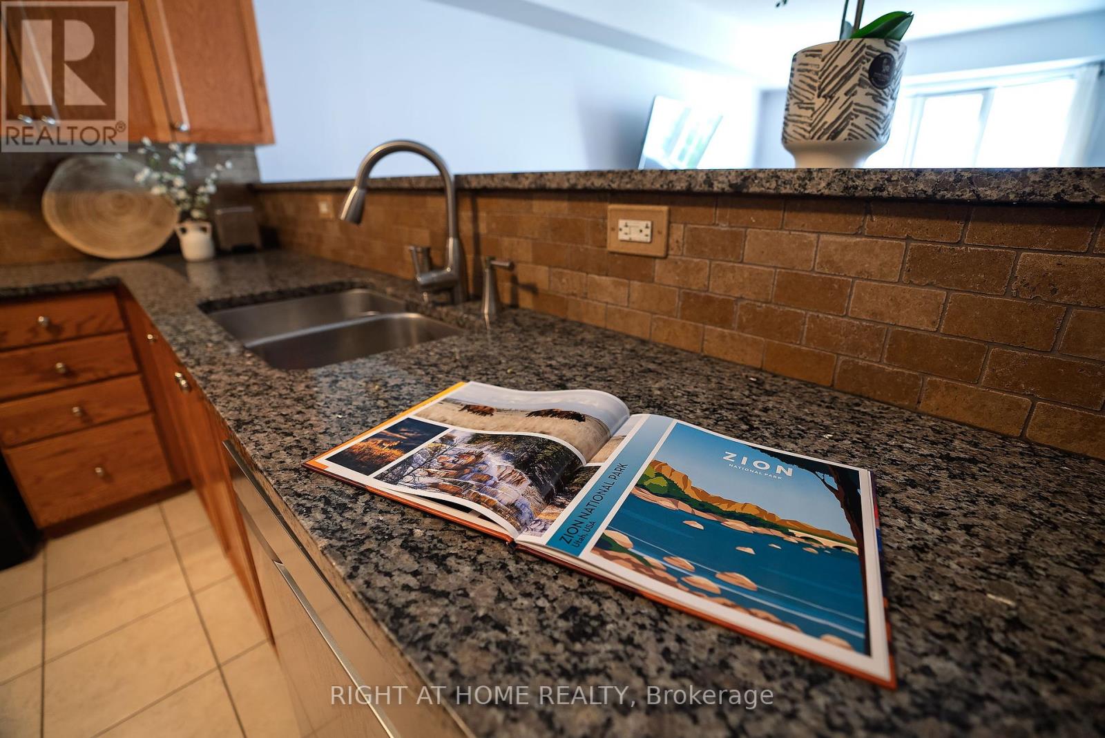 Photo 12 of 134 Fordham Private, Ottawa ON