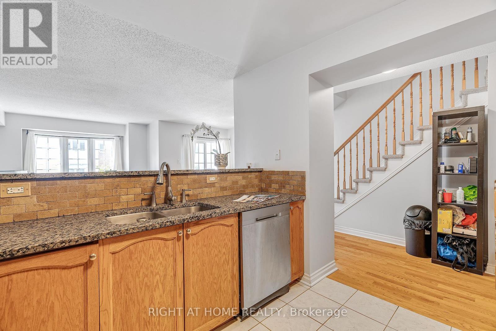 Photo 14 of 134 Fordham Private, Ottawa ON