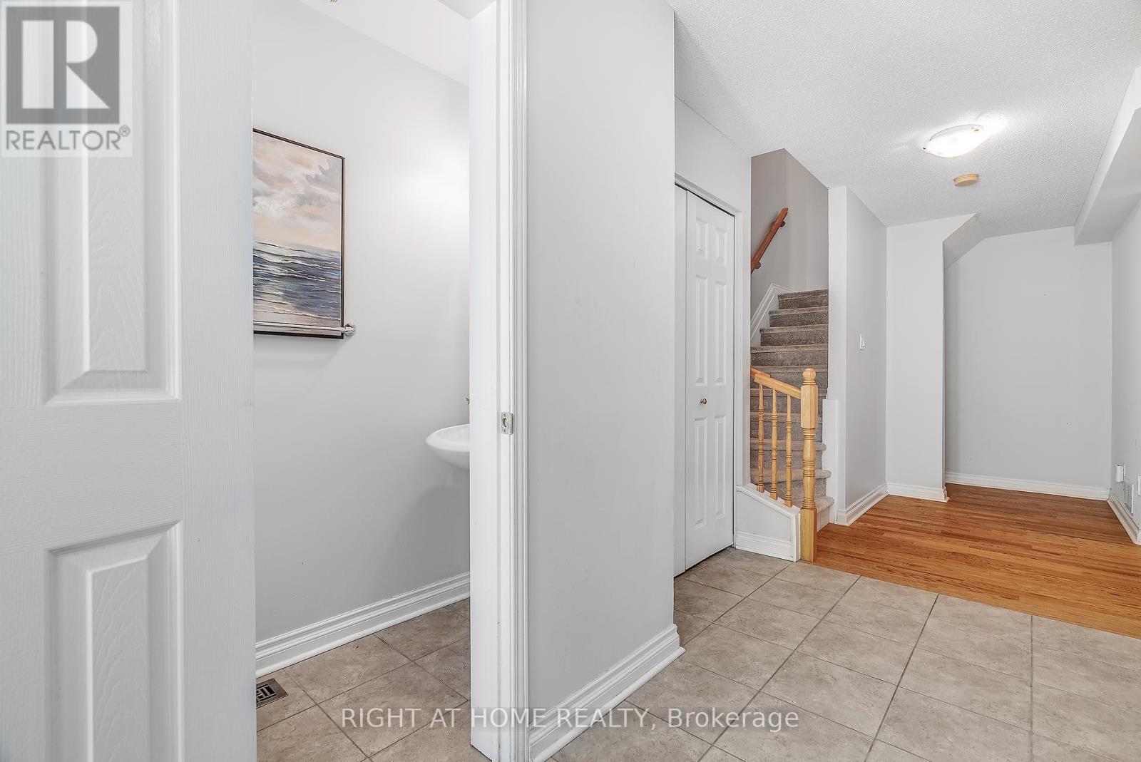 Photo 7 of 134 Fordham Private, Ottawa ON