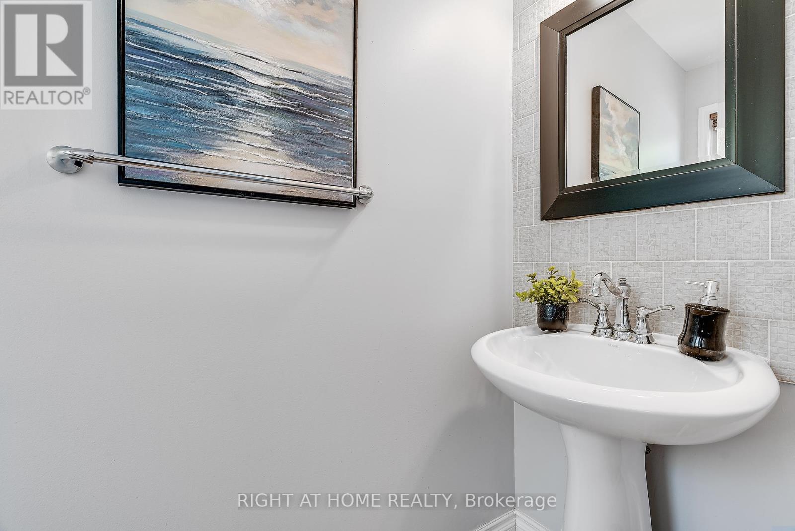 Photo 9 of 134 Fordham Private, Ottawa ON