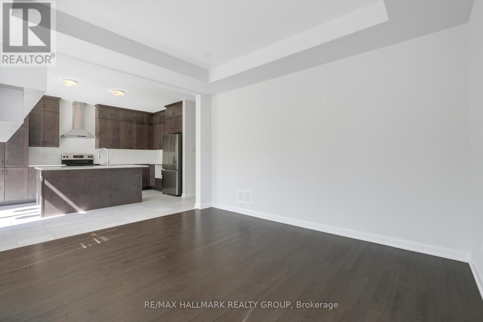 Photo 13 of 68 Ralph Erfle Way, Ottawa ON