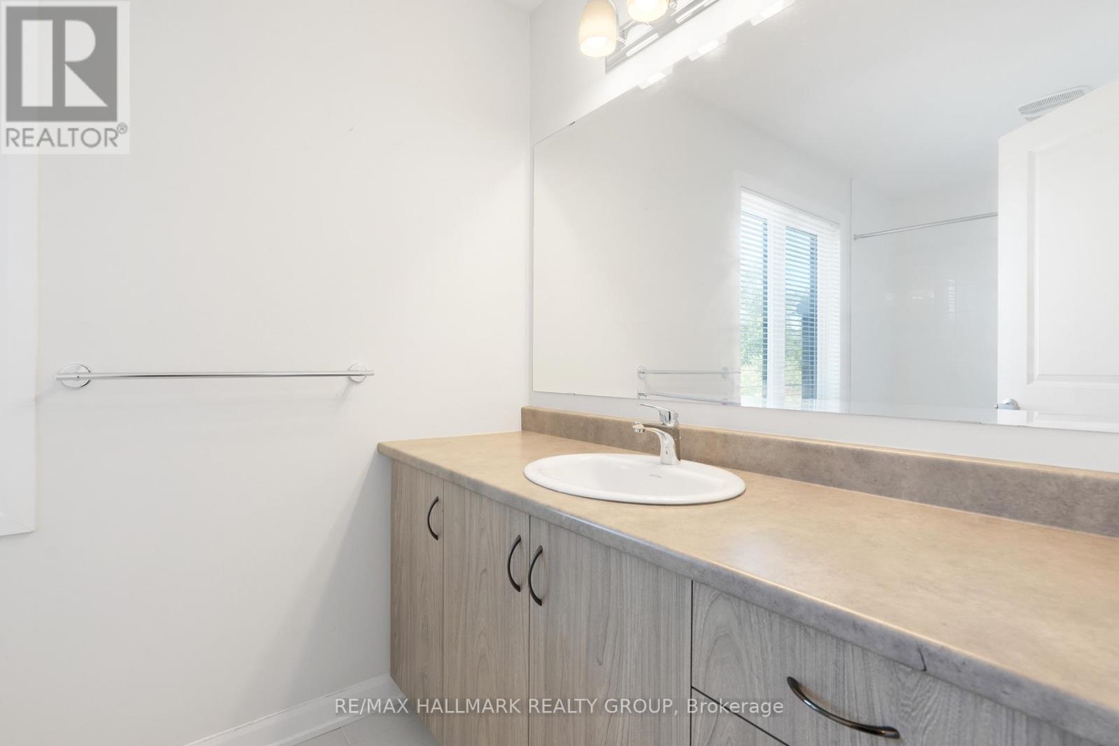 Photo 20 of 68 Ralph Erfle Way, Ottawa ON