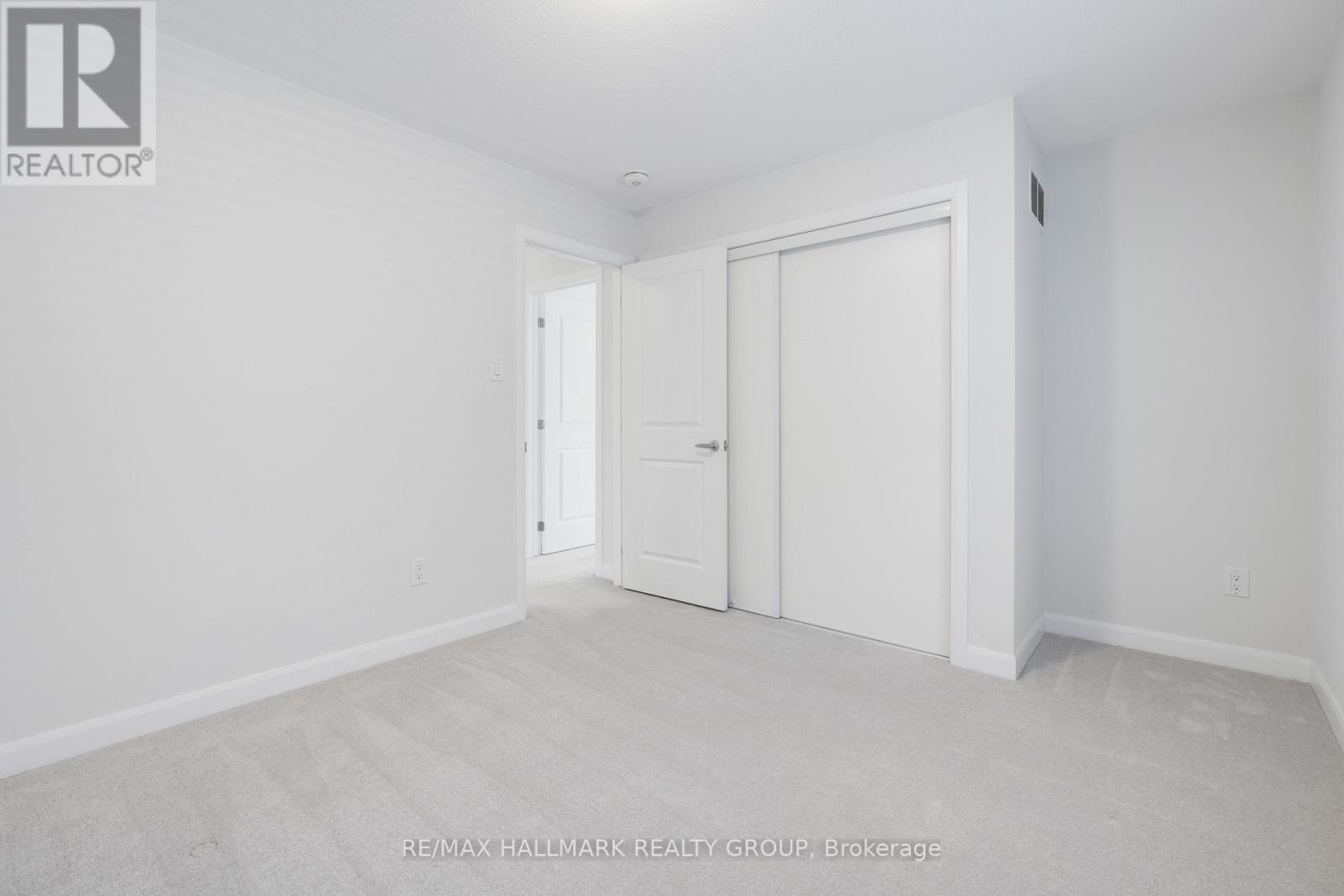Photo 31 of 68 Ralph Erfle Way, Ottawa ON