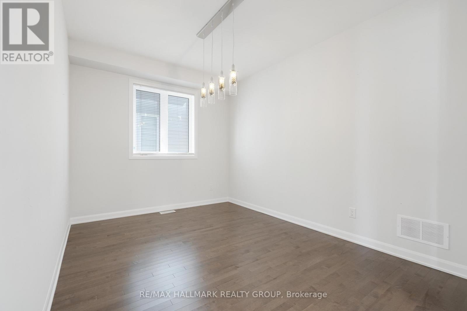 Photo 8 of 68 Ralph Erfle Way, Ottawa ON