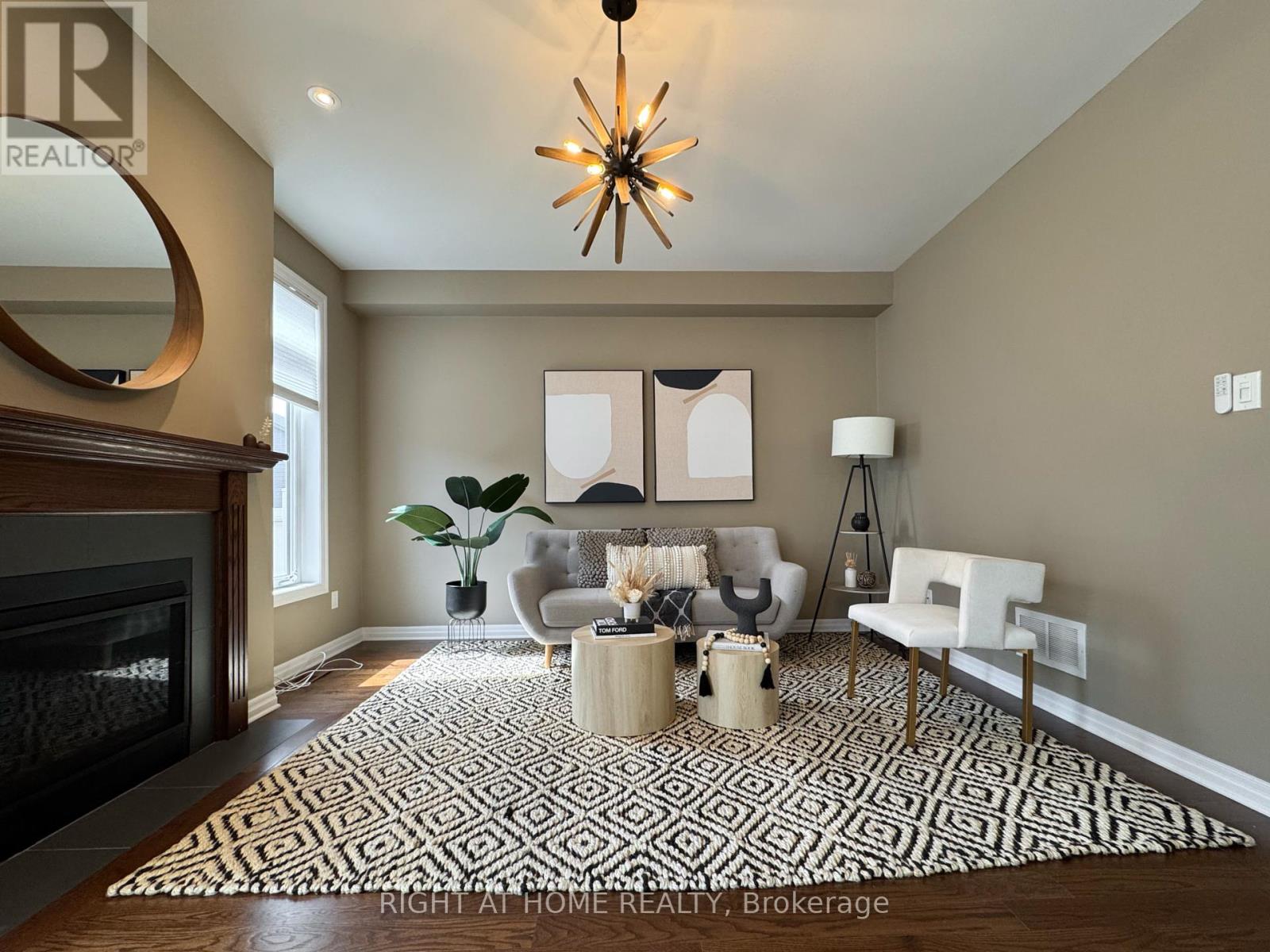 Photo 6 of 506 Peerless Street, Ottawa ON