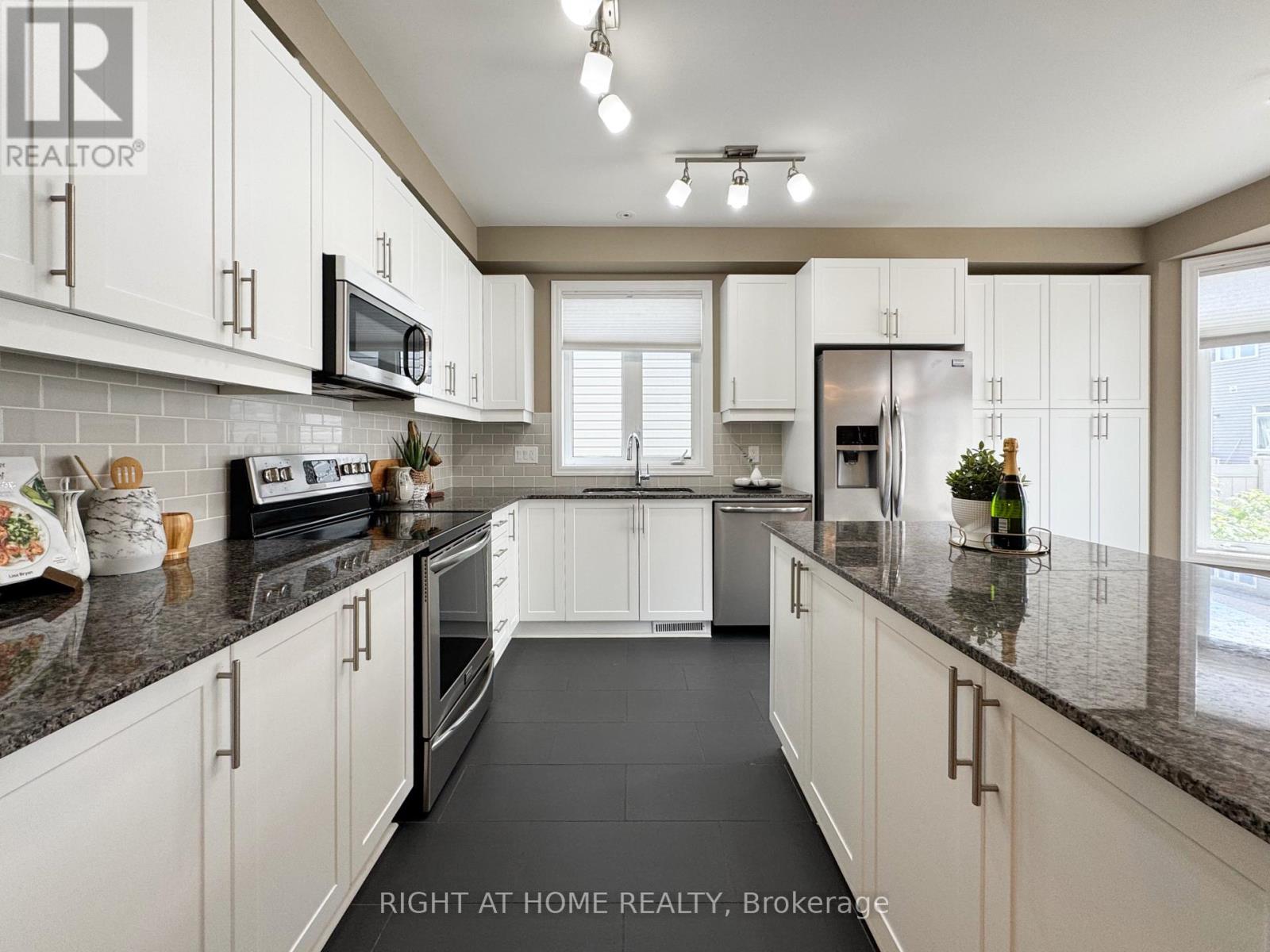 Photo 8 of 506 Peerless Street, Ottawa ON
