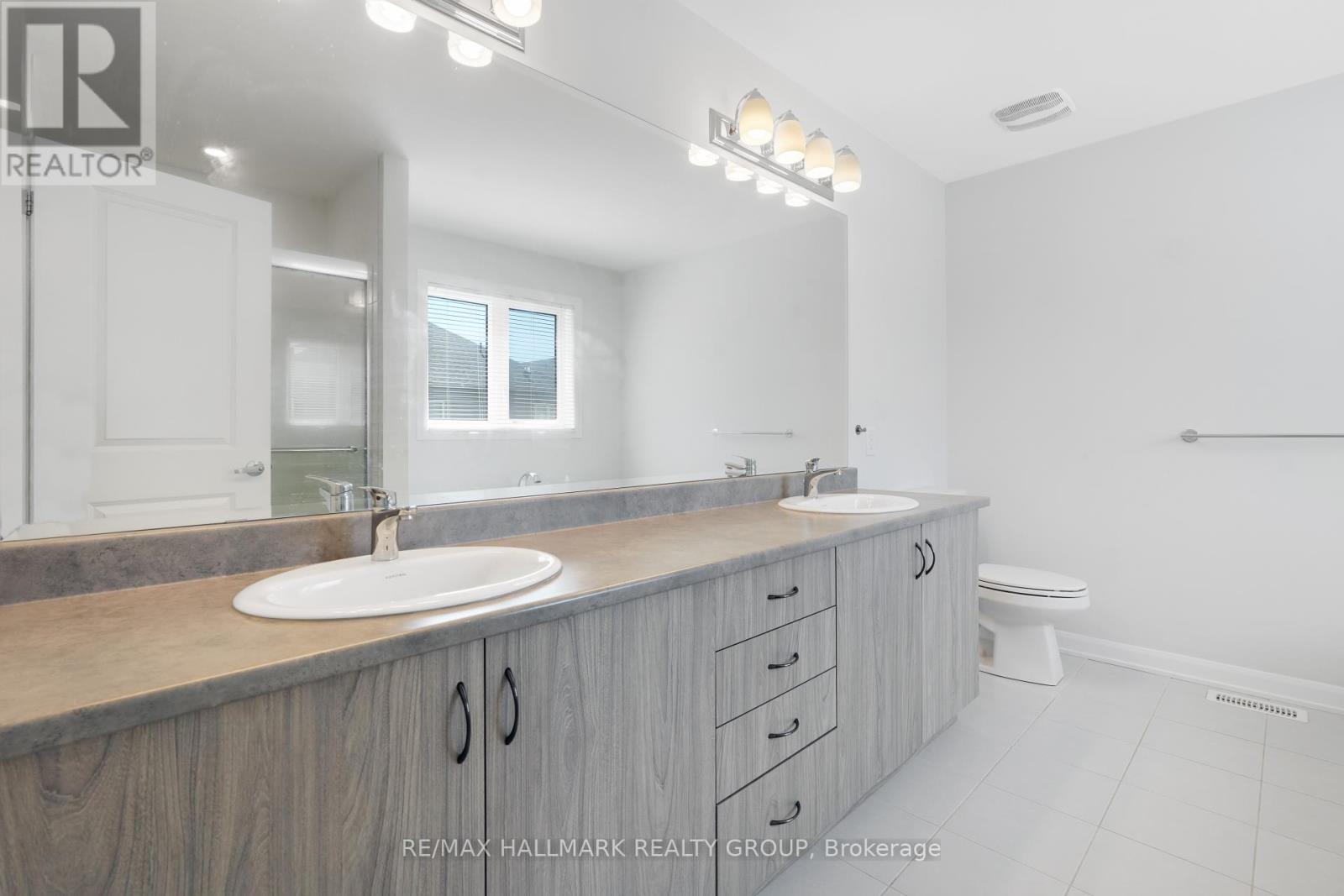 Photo 24 of 68 Ralph Erfle Way, Ottawa ON