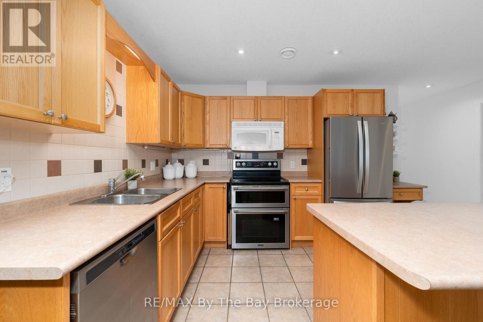 Photo 6 of 29 Meadow Lane, Wasaga Beach ON