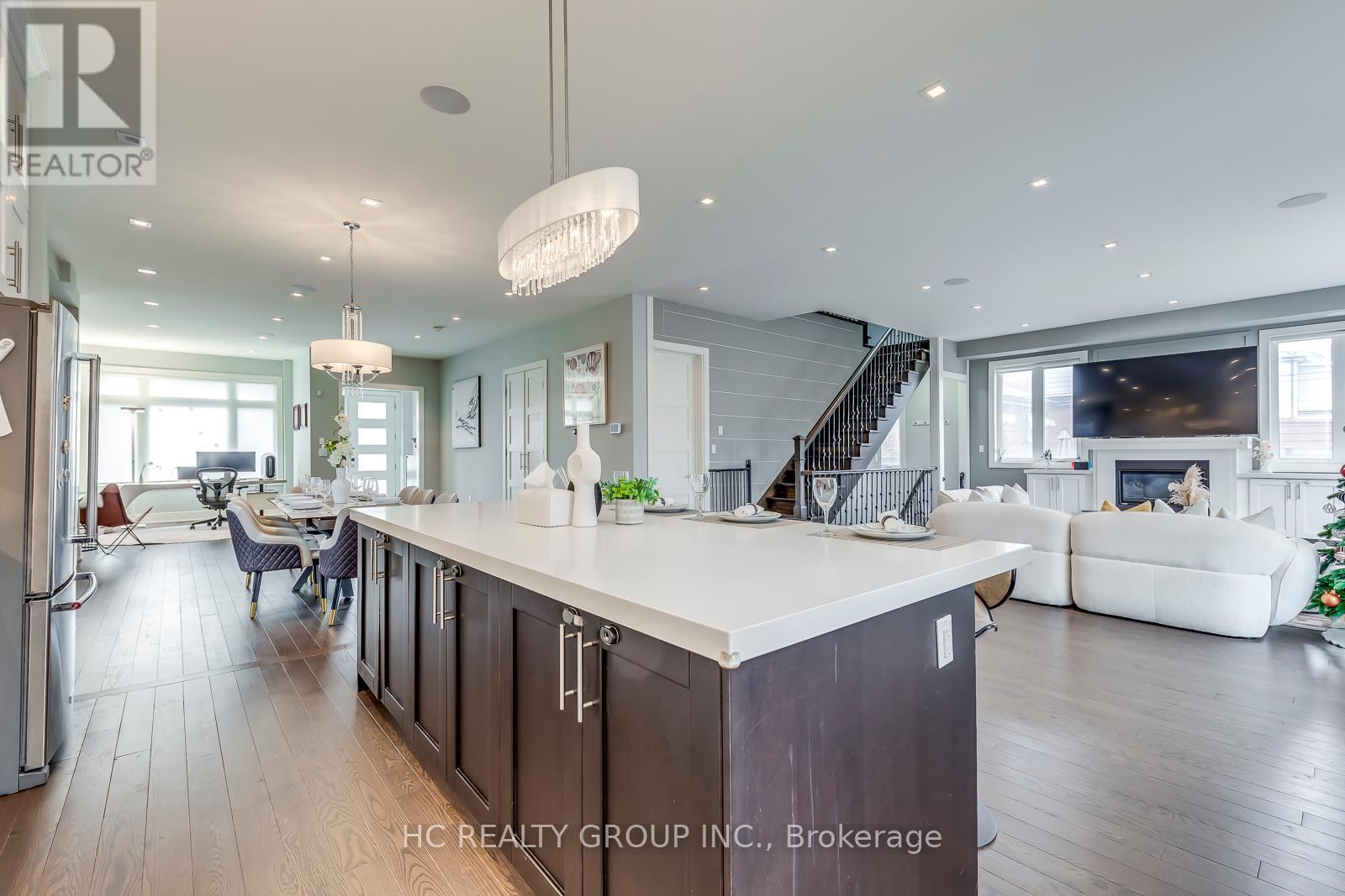 Photo 11 of 18 Ash Crescent, Toronto ON