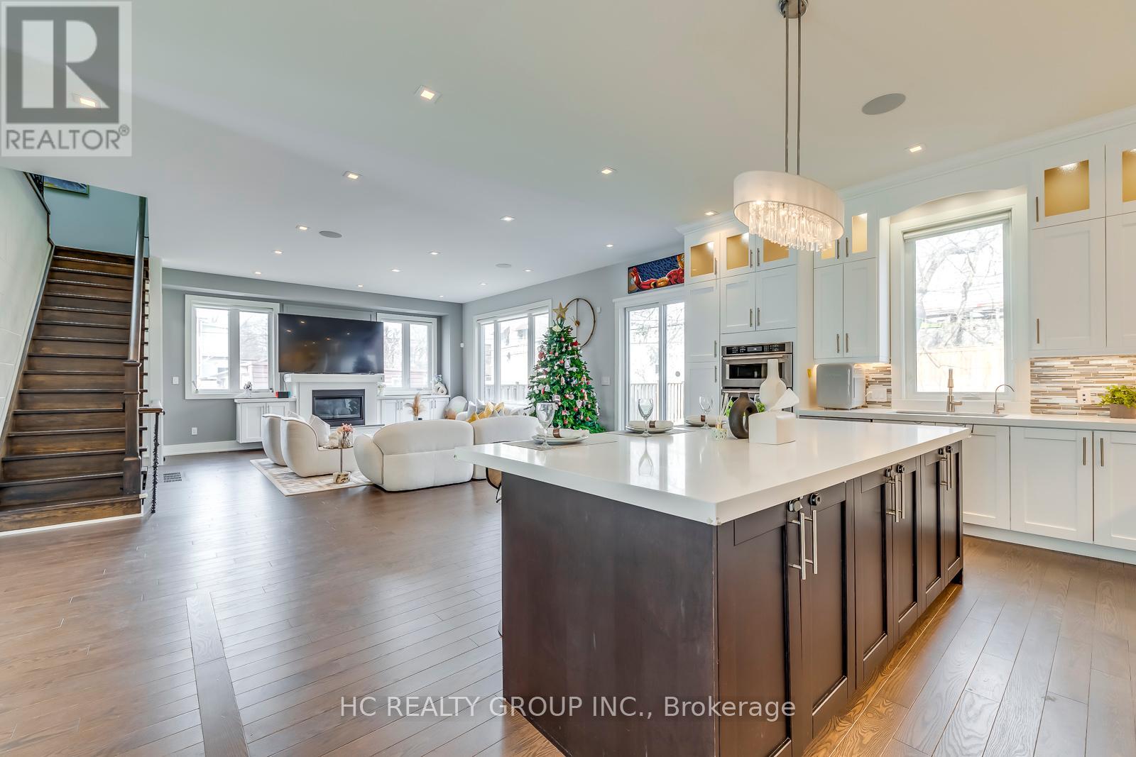 Photo 12 of 18 Ash Crescent, Toronto ON
