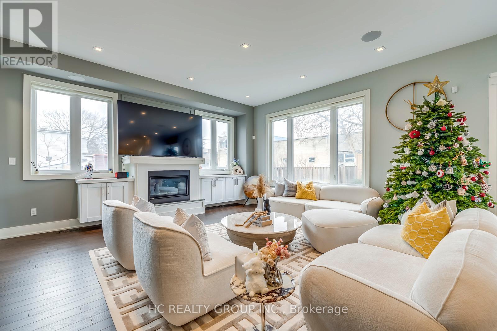 Photo 13 of 18 Ash Crescent, Toronto ON