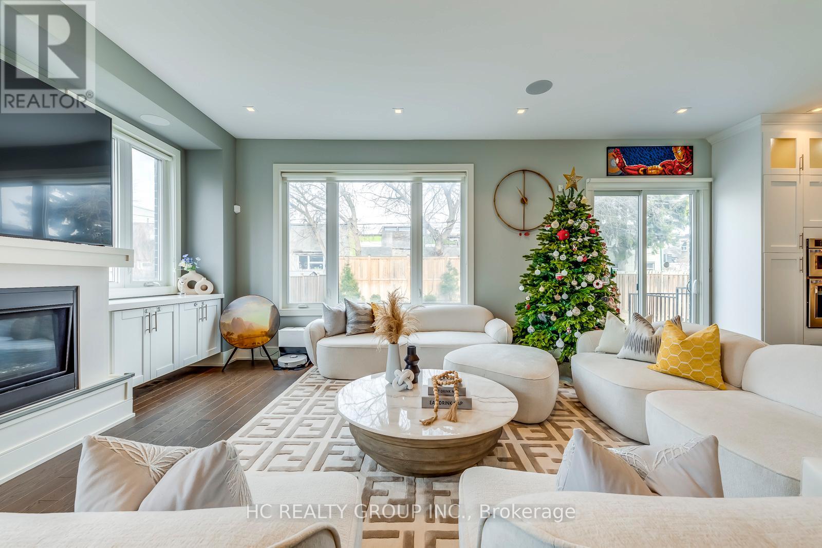 Photo 15 of 18 Ash Crescent, Toronto ON
