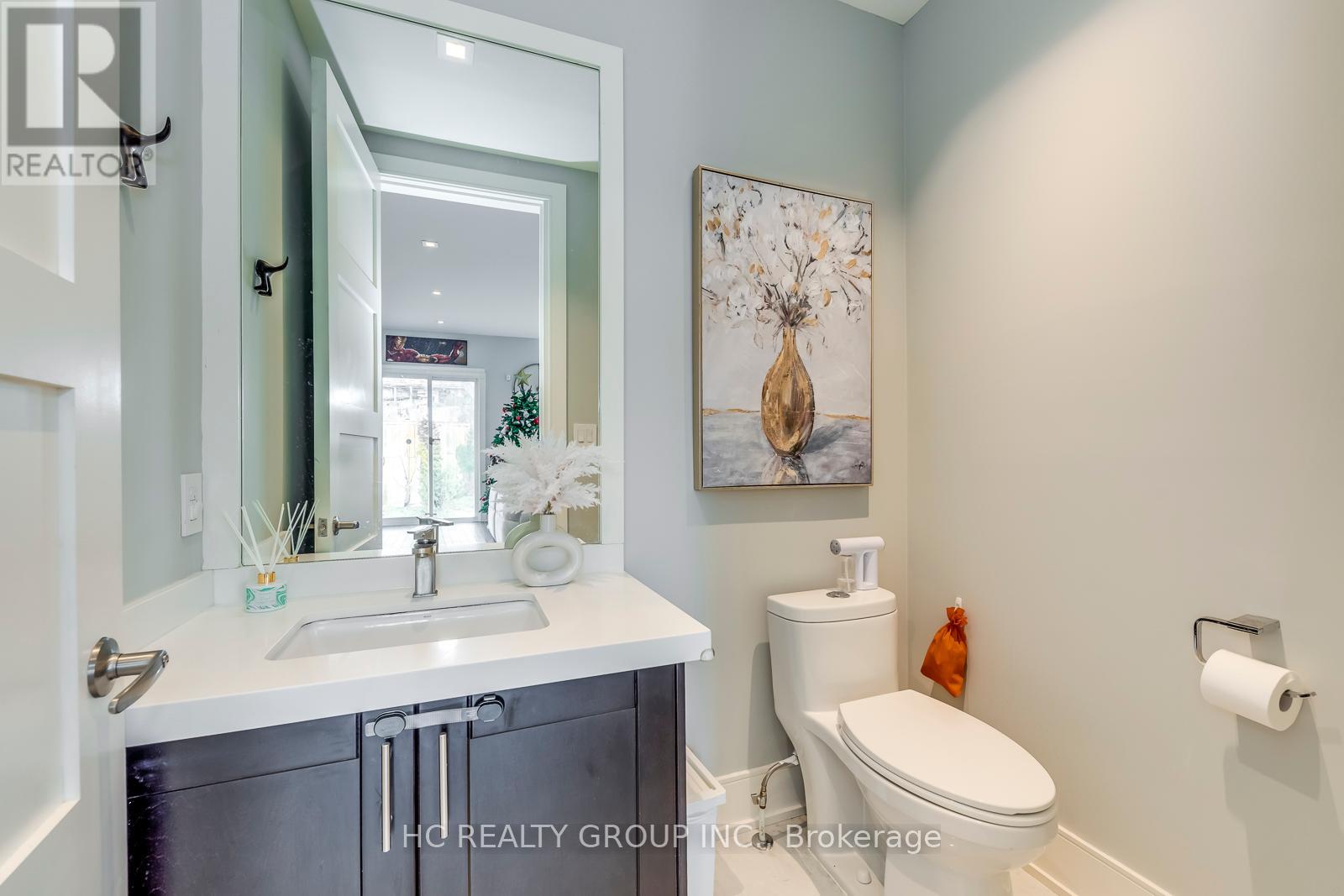 Photo 16 of 18 Ash Crescent, Toronto ON