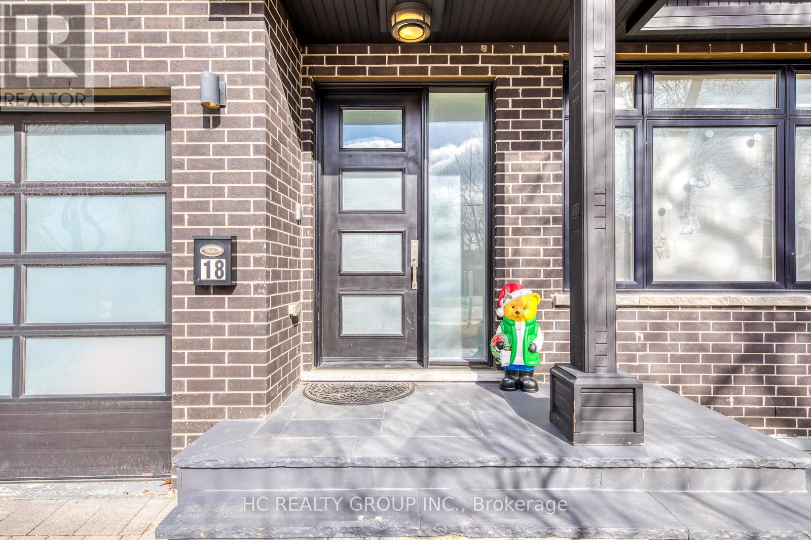 Photo 2 of 18 Ash Crescent, Toronto ON