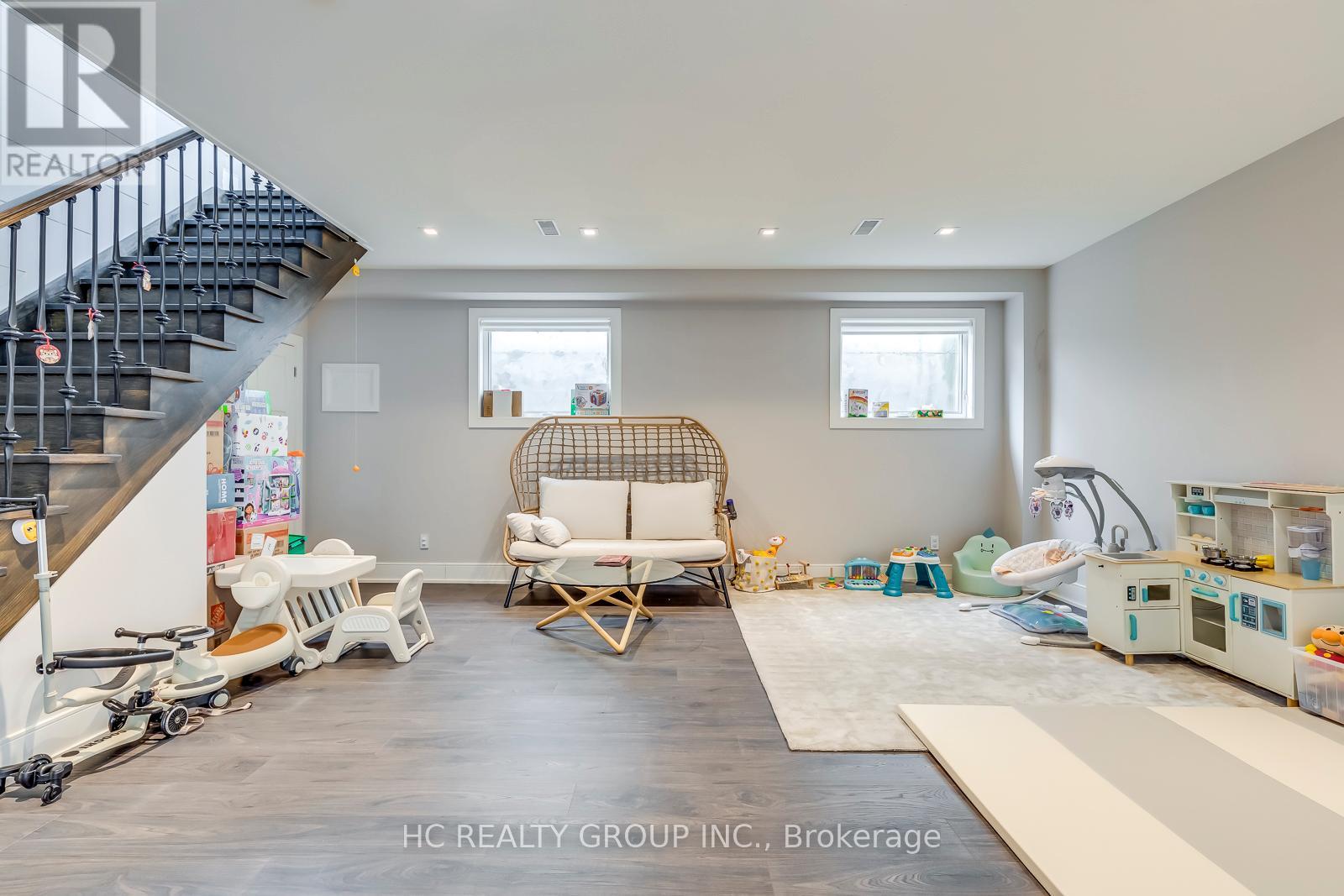 Photo 33 of 18 Ash Crescent, Toronto ON