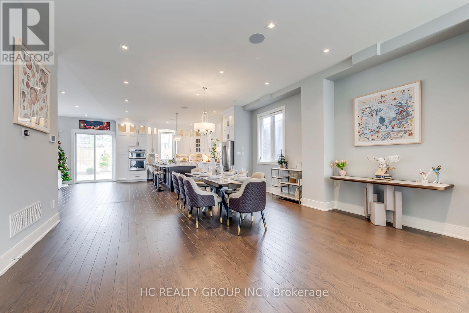 Photo 4 of 18 Ash Crescent, Toronto ON