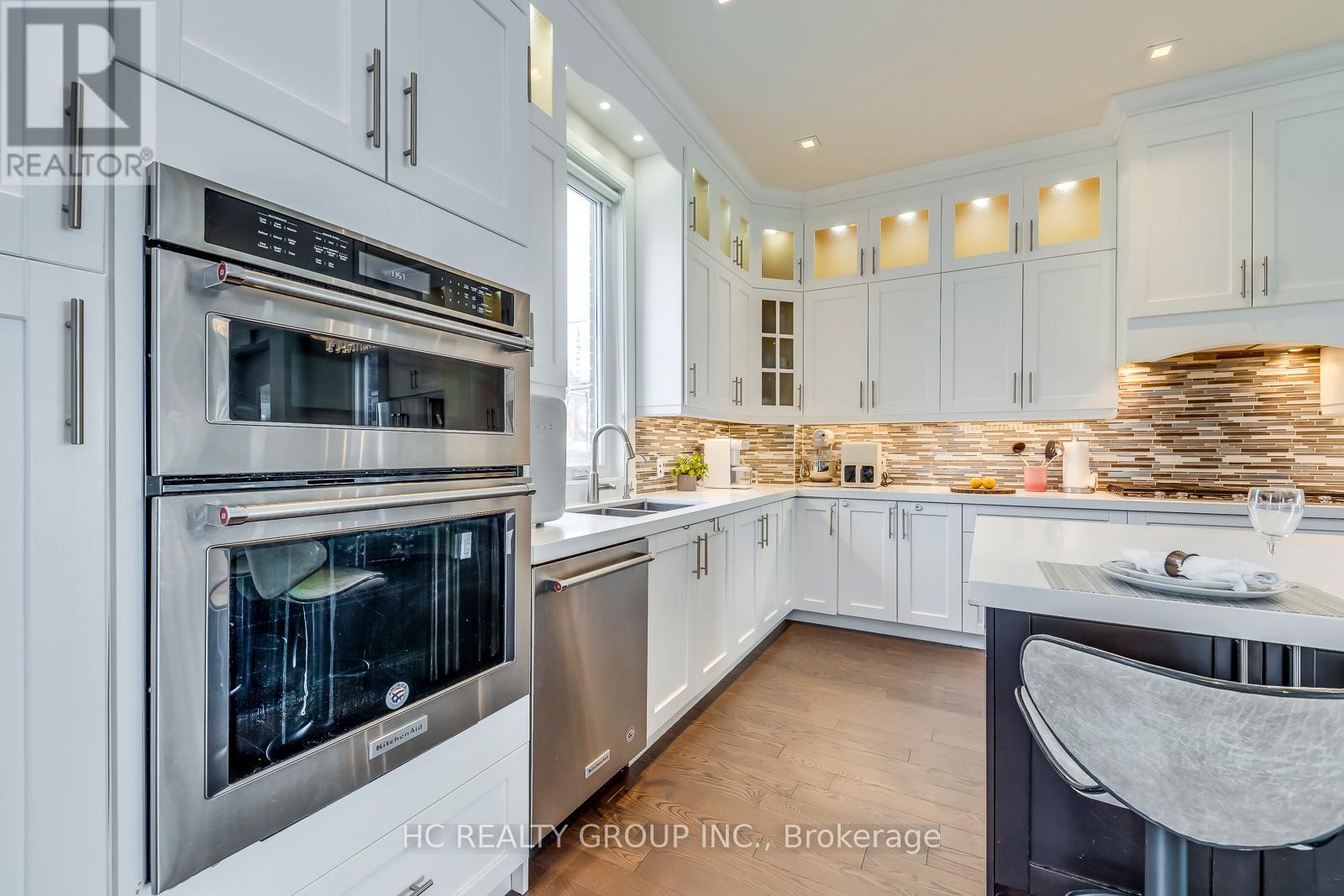 Photo 8 of 18 Ash Crescent, Toronto ON