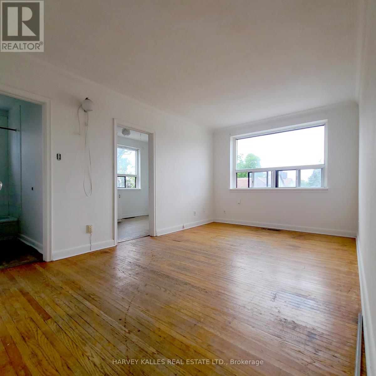 Photo 3 of 3 3813 Lake Shore Boulevard W, Toronto ON