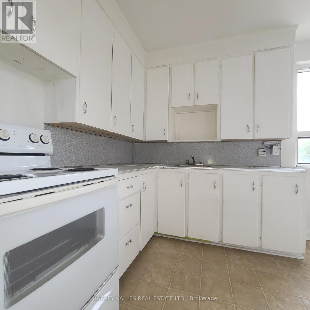 Photo 5 of 3 3813 Lake Shore Boulevard W, Toronto ON