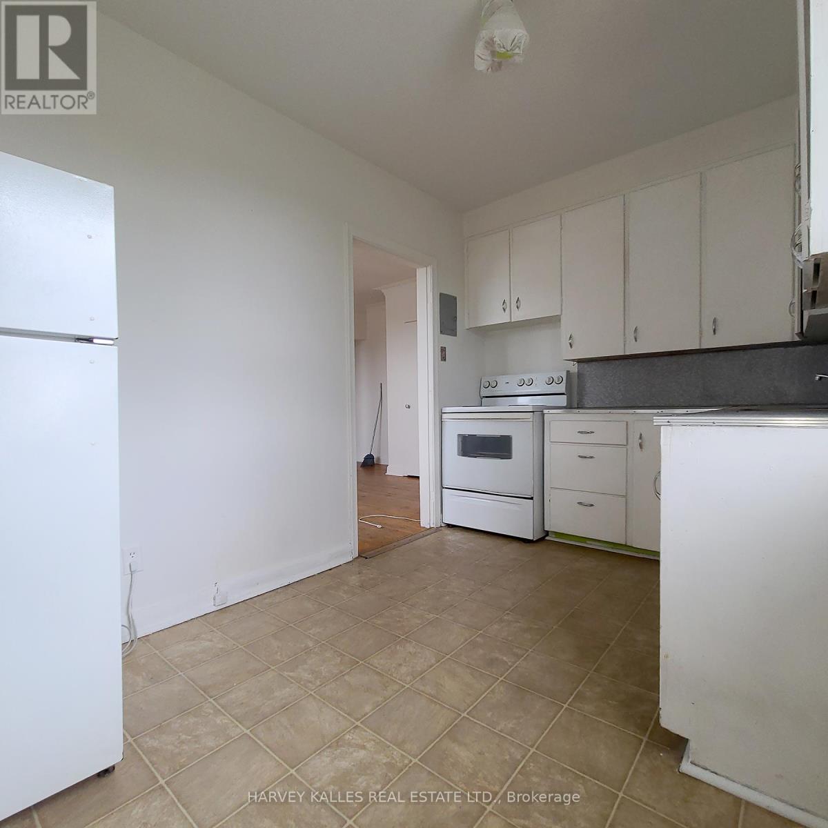 Photo 6 of 3 3813 Lake Shore Boulevard W, Toronto ON