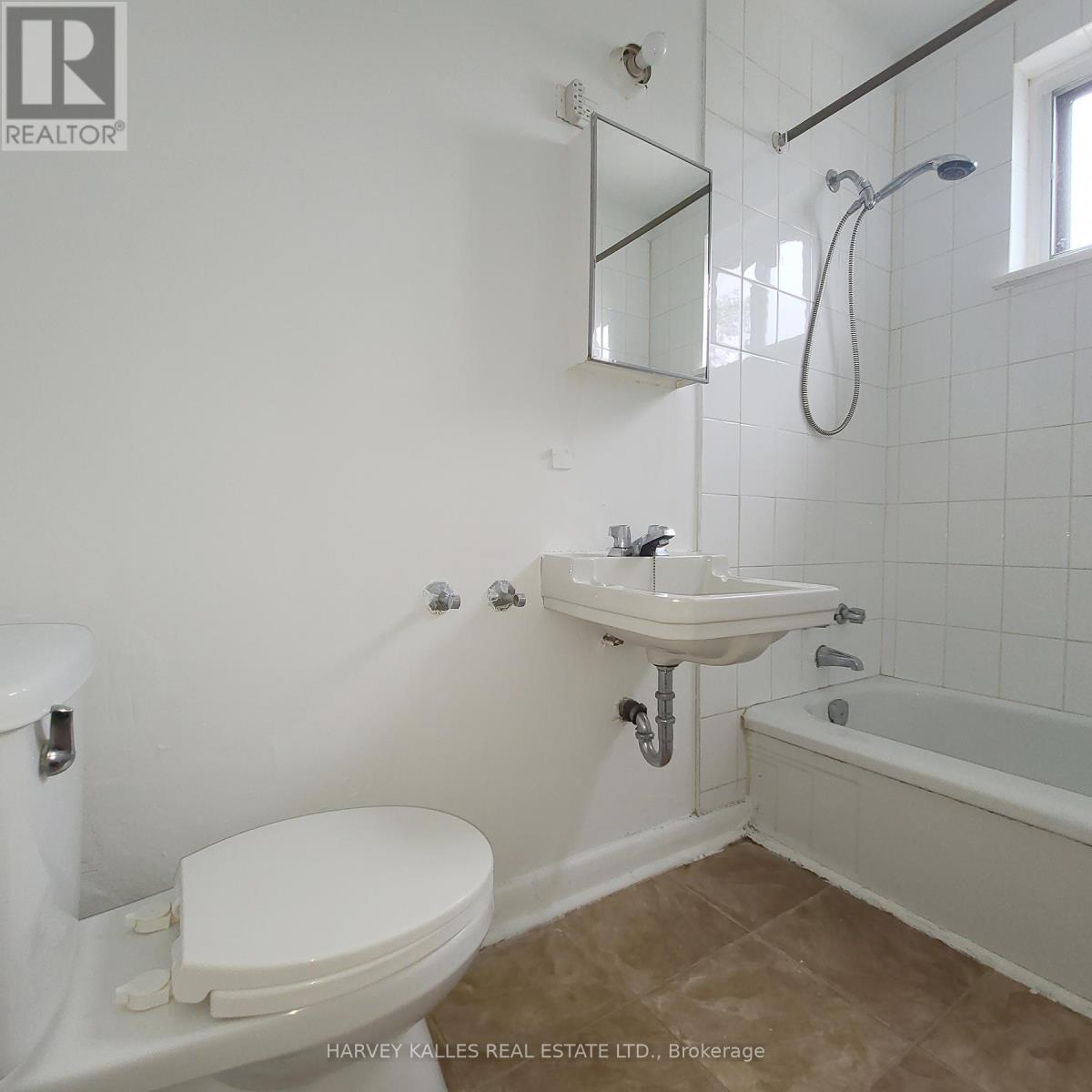 Photo 8 of 3 3813 Lake Shore Boulevard W, Toronto ON