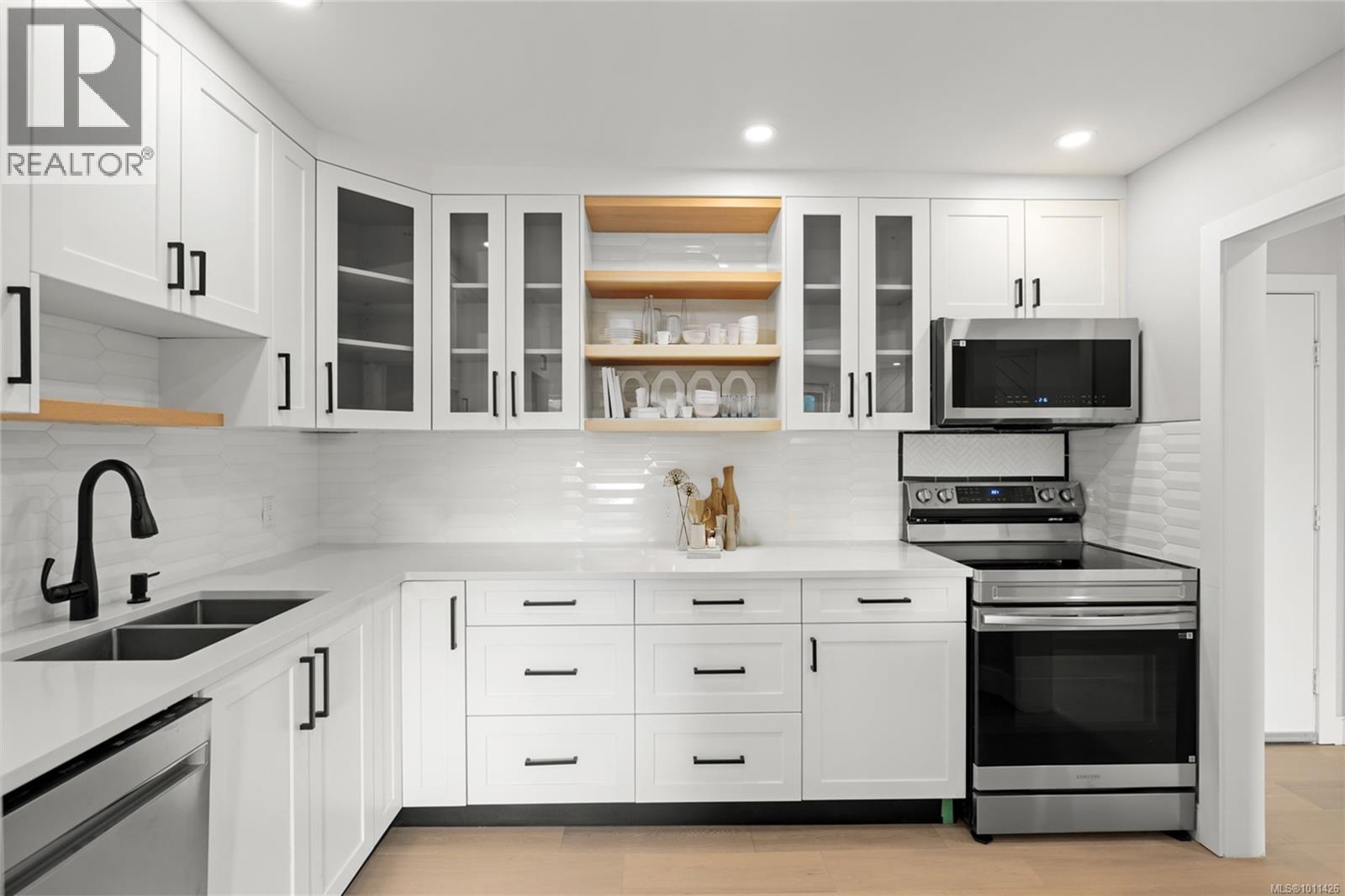 306 75 Gorge Road West, Saanich