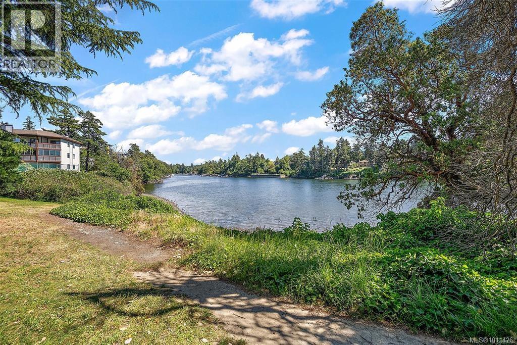306 75 Gorge Road West, Saanich