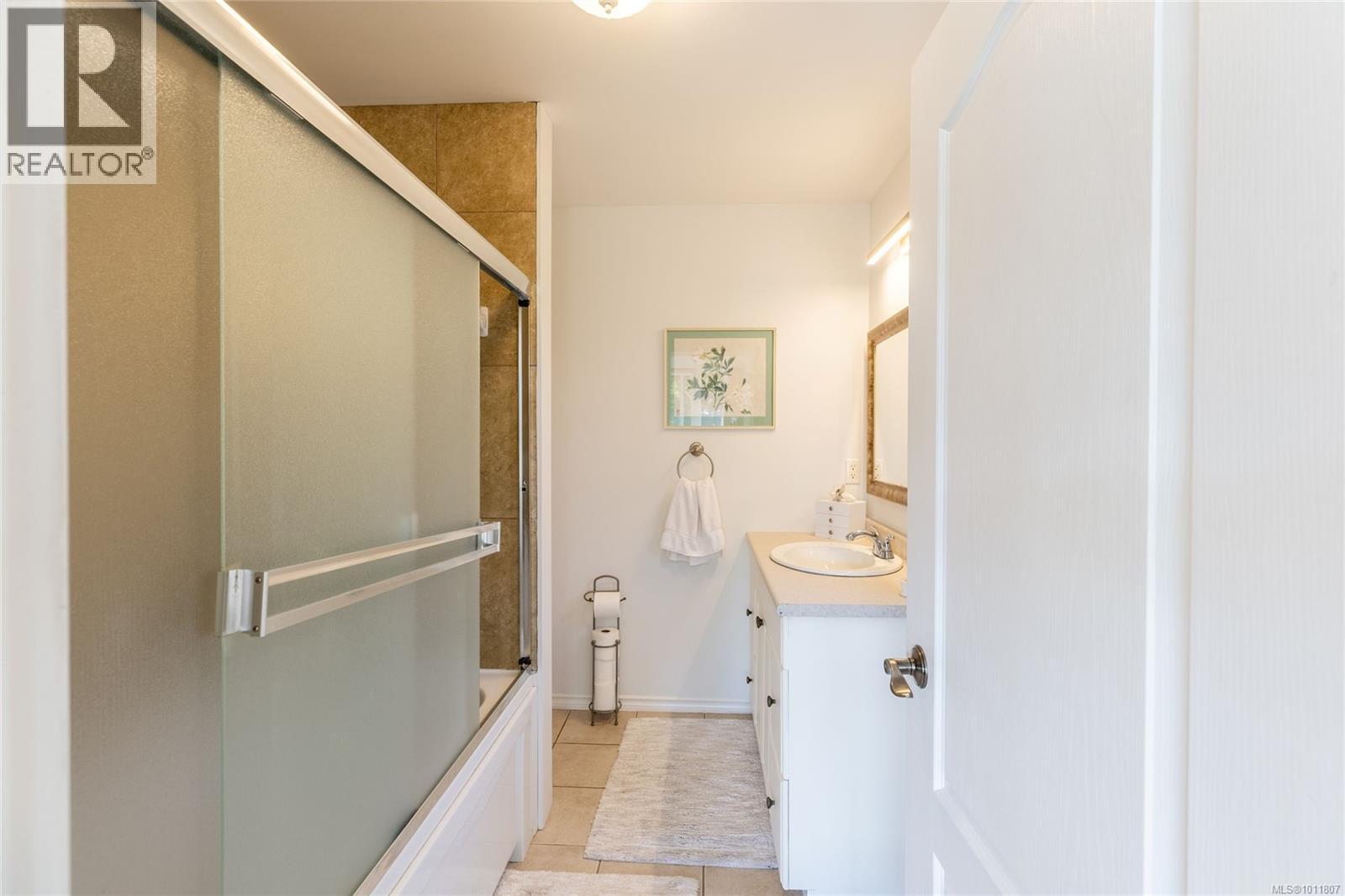Photo 5 of 7692 Tozer Rd, Fanny Bay BC