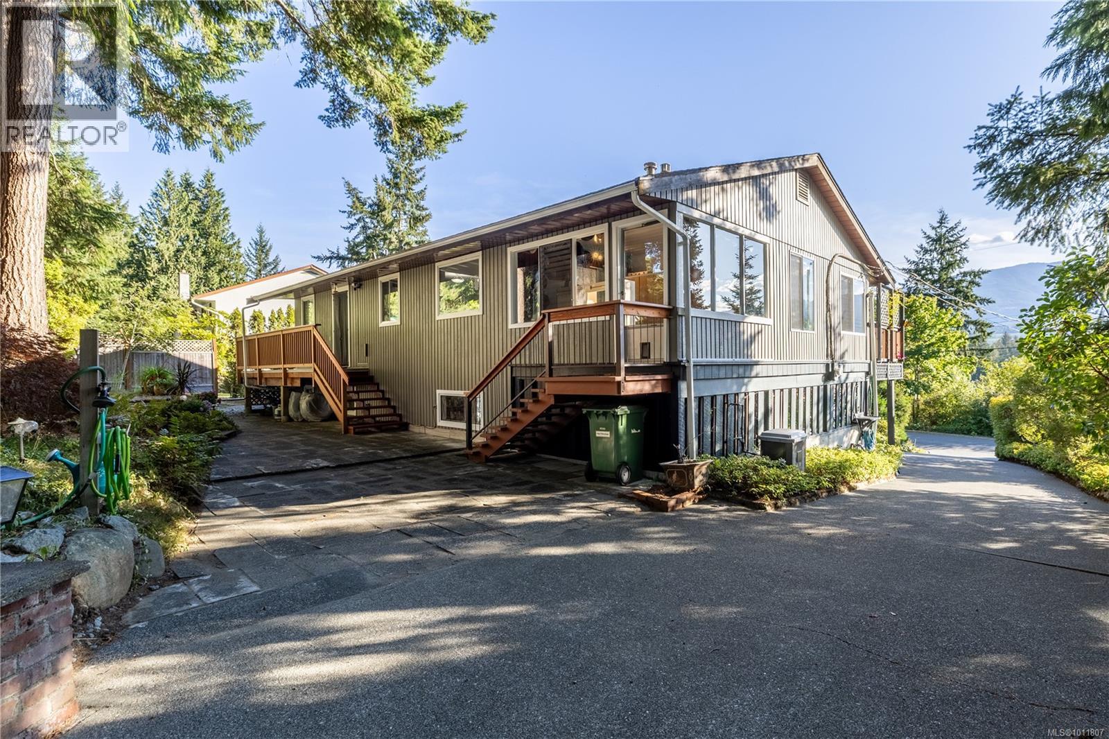 Photo 1 of 7692 Tozer Rd, Fanny Bay BC