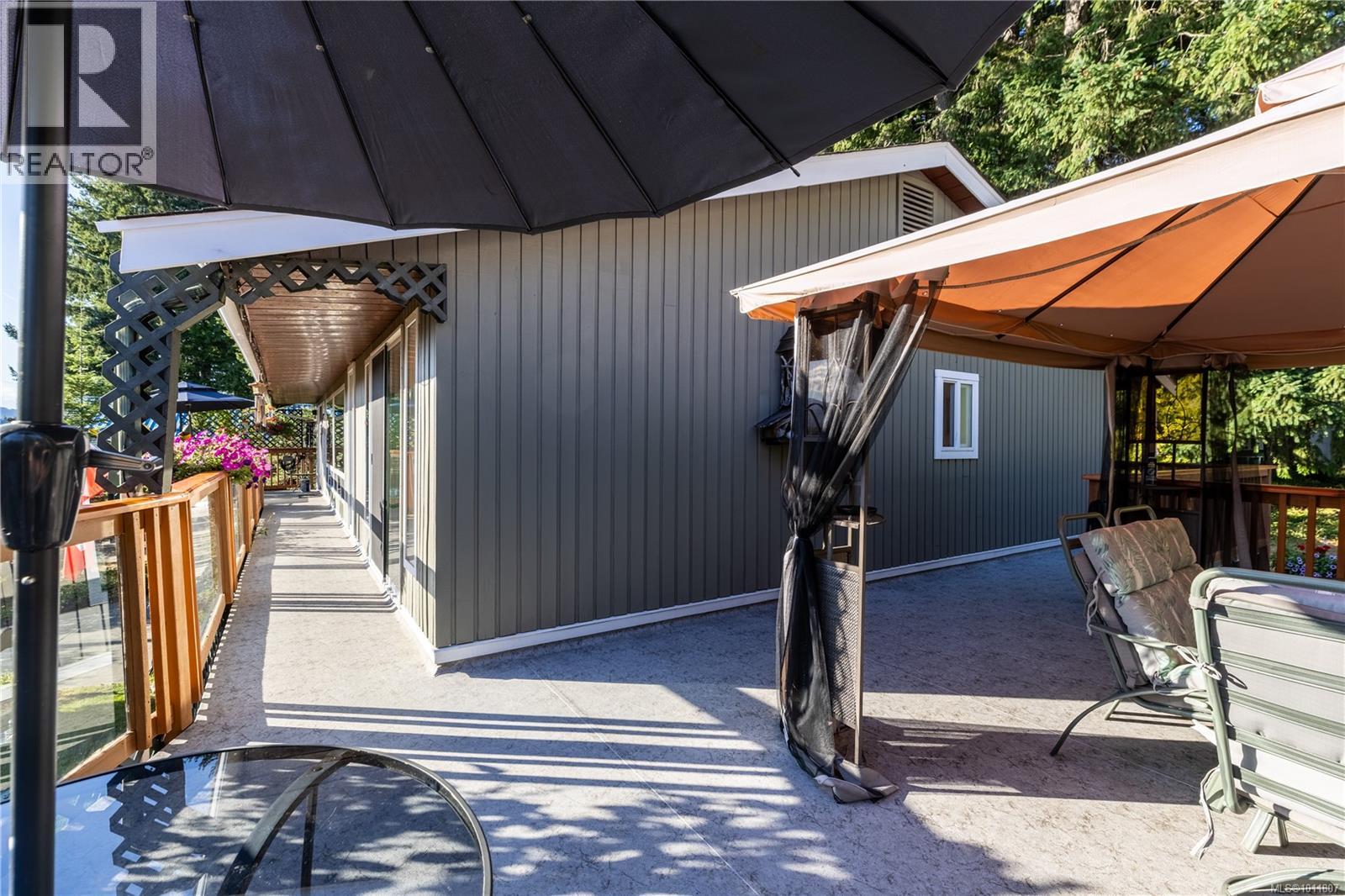 Photo 6 of 7692 Tozer Rd, Fanny Bay BC
