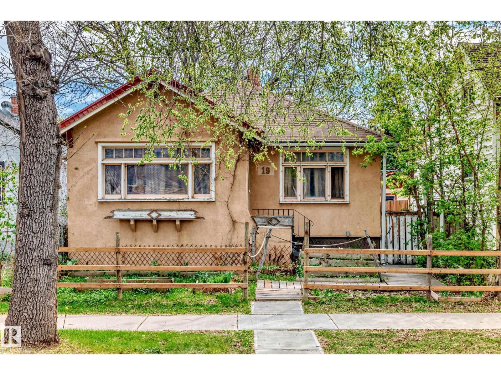 Photo 1 of 11619 96 St Nw, Edmonton AB